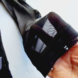 🤍🩵NWT! Yogalicious black cropped yoga pants w/mesh sides Sz XS